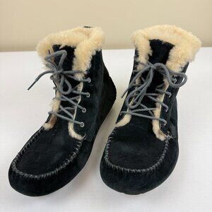 EUC UGG Chickaree Black Sheepskin Suede Lace Up Boots S/N 1007716